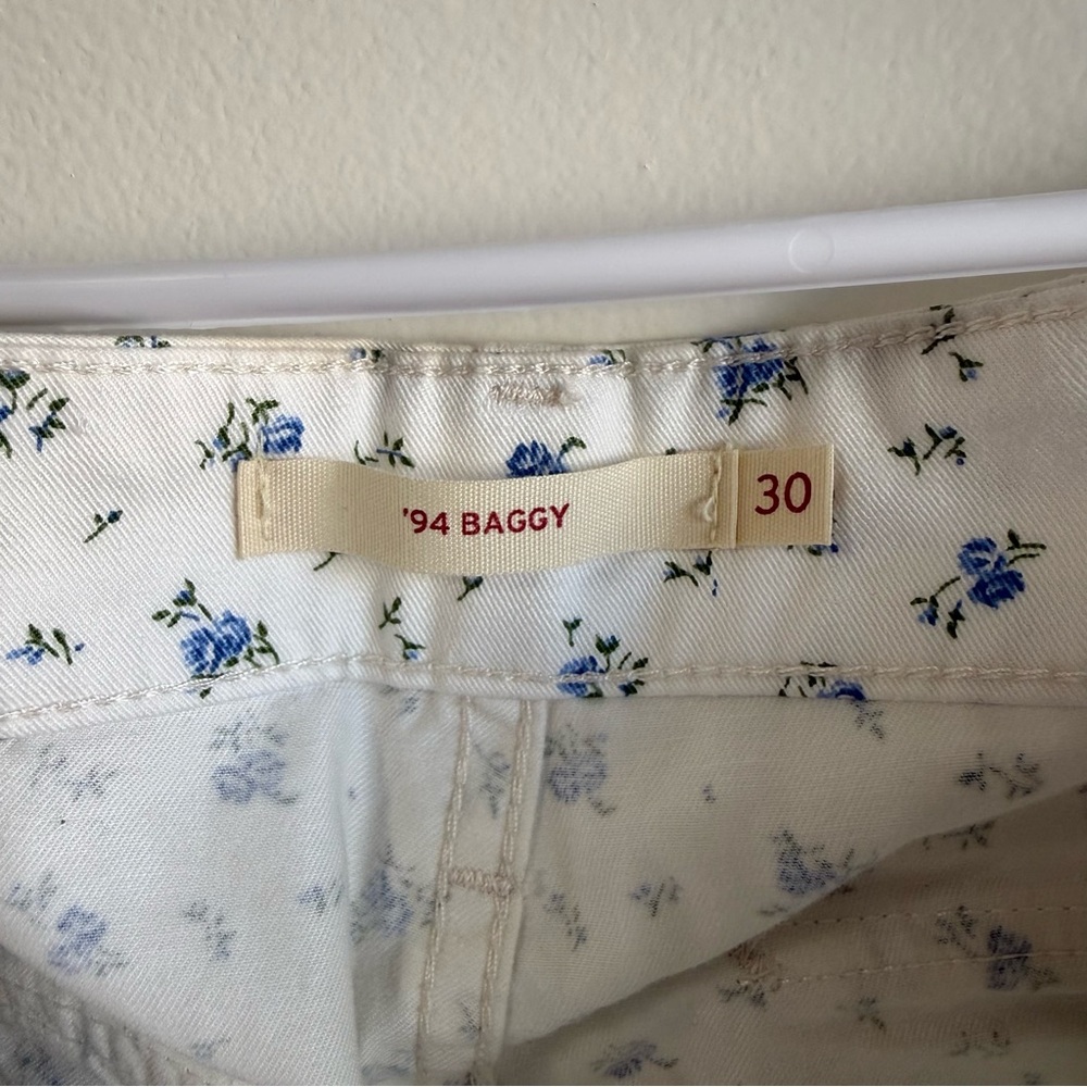 Levi’s “Isabel” Floral White ‘94 Baggy Cargo Pants NWOT - Picture 7 of 7